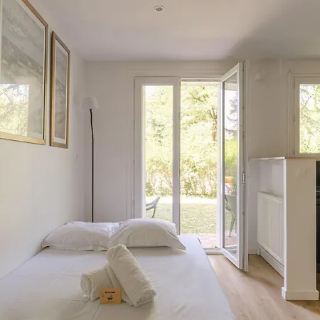 Joli A Avec Parking Et Jardin *